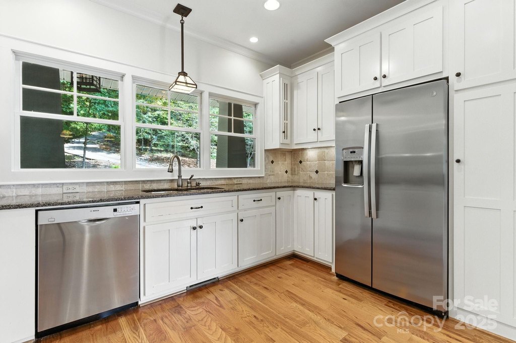 Connelly Springs, North Carolina, 28612, United States, 3 Bedrooms Bedrooms, ,3.5 BathroomsBathrooms,Residential,Forsale,1953168