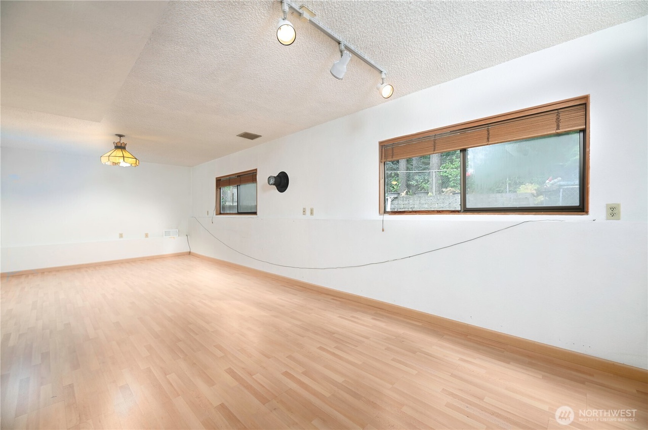 Edmonds, Washington, 98026, United States, 3 Bedrooms Bedrooms, ,2 BathroomsBathrooms,Residential,Forsale,1946226