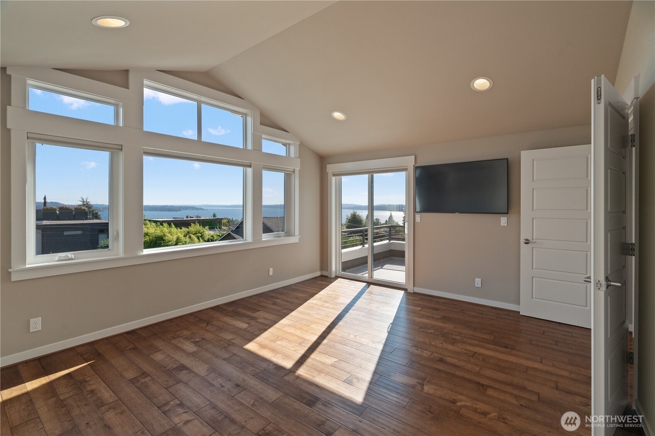 Kirkland, Washington, 98033, United States, 3 Bedrooms Bedrooms, ,3 BathroomsBathrooms,Residential,Forsale,1946229