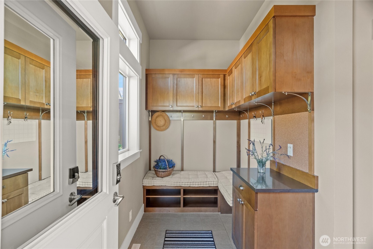 Kirkland, Washington, 98033, United States, 3 Bedrooms Bedrooms, ,3 BathroomsBathrooms,Residential,Forsale,1946229