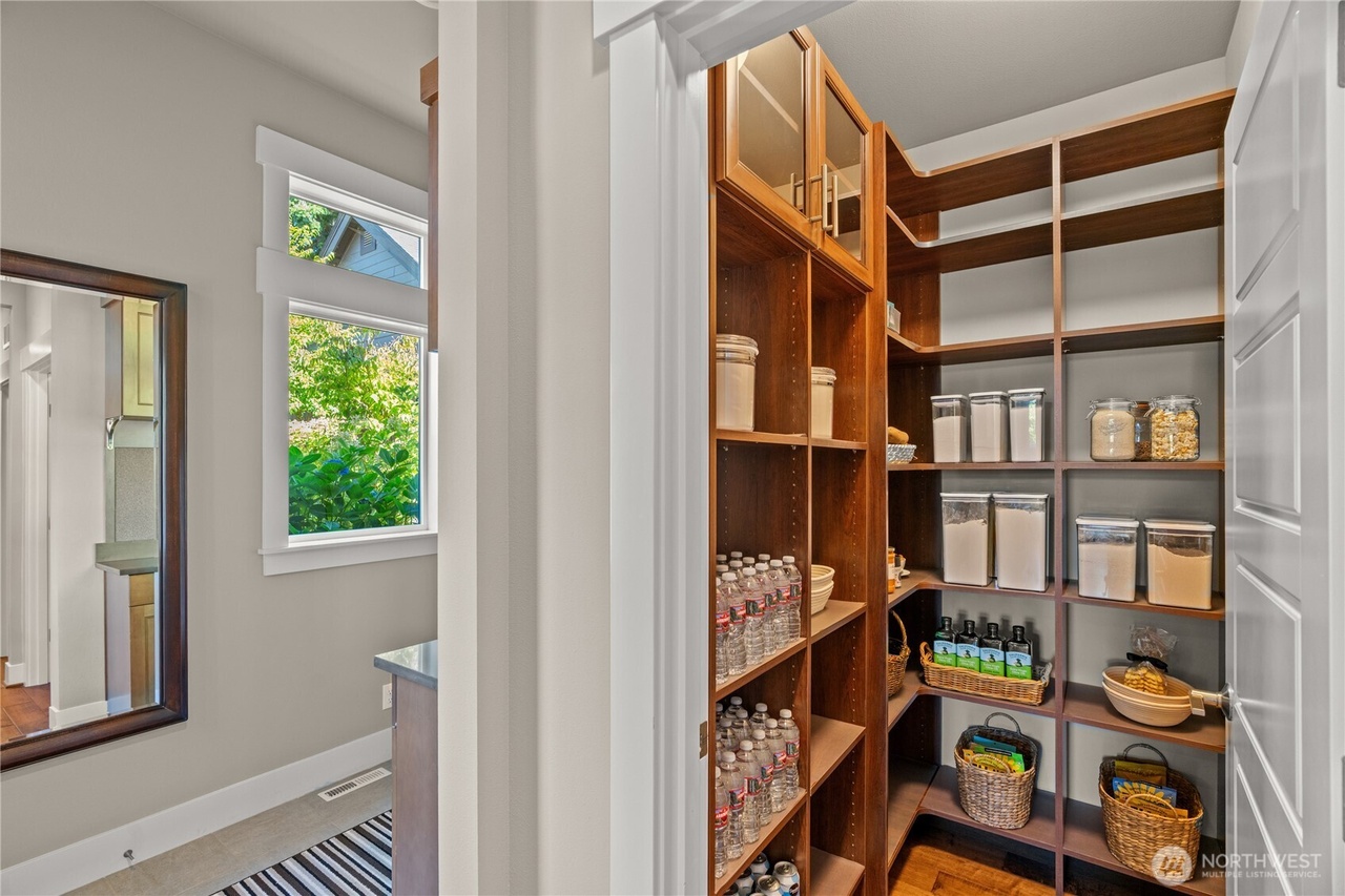 Kirkland, Washington, 98033, United States, 3 Bedrooms Bedrooms, ,3 BathroomsBathrooms,Residential,Forsale,1946229