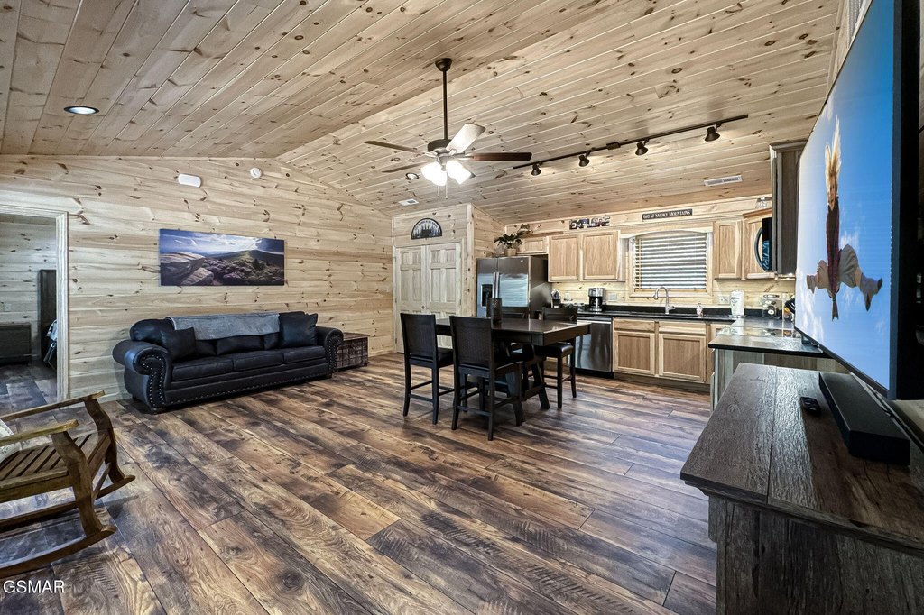 Gatlinburg, Tennessee, 37738, United States, 2 Bedrooms Bedrooms, ,2 BathroomsBathrooms,Residential,Forsale,1960233