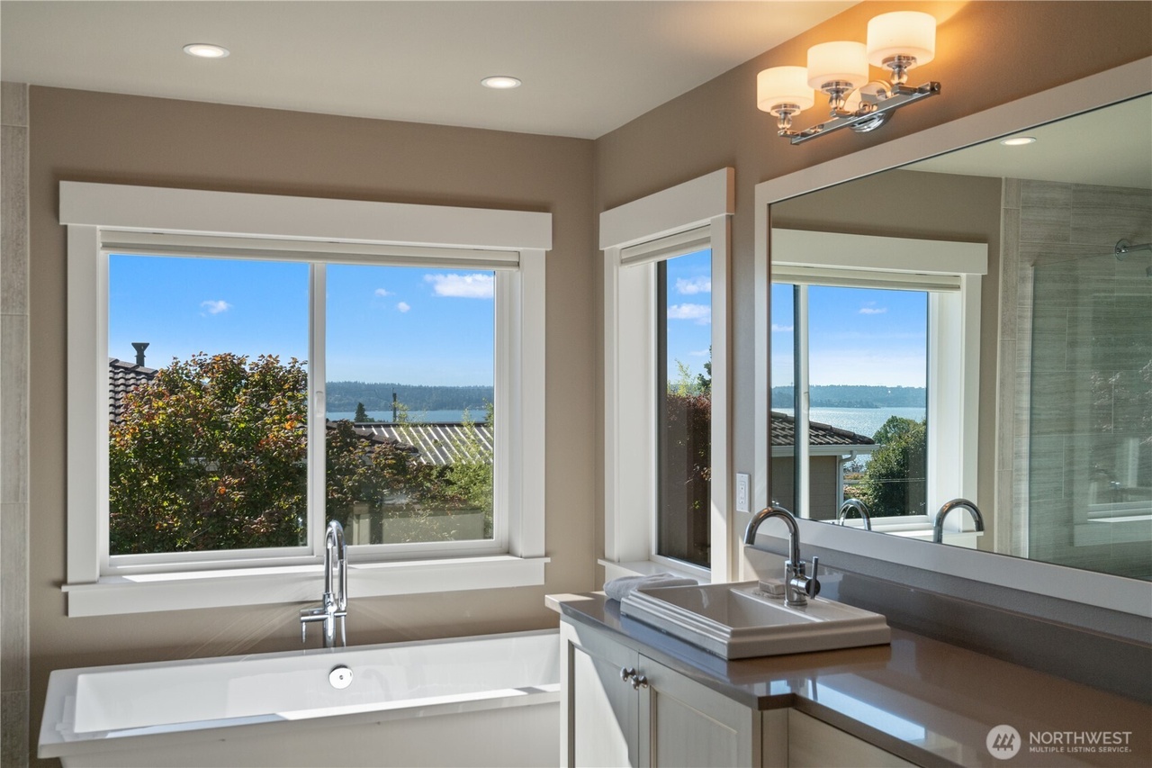 Kirkland, Washington, 98033, United States, 3 Bedrooms Bedrooms, ,3 BathroomsBathrooms,Residential,Forsale,1946229