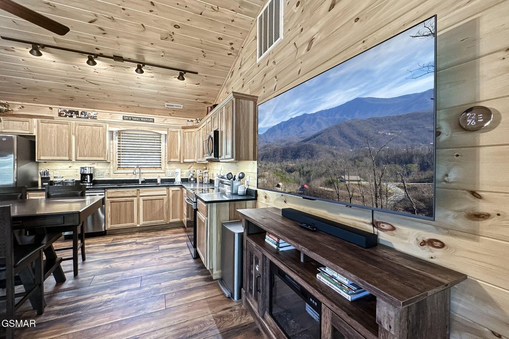 Gatlinburg, Tennessee, 37738, United States, 2 Bedrooms Bedrooms, ,2 BathroomsBathrooms,Residential,Forsale,1960233