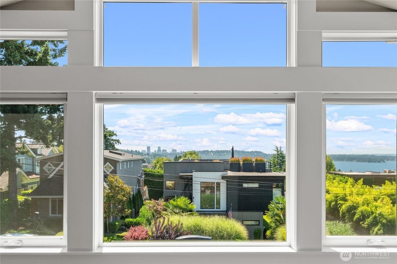 Kirkland, Washington, 98033, United States, 3 Bedrooms Bedrooms, ,3 BathroomsBathrooms,Residential,Forsale,1946229