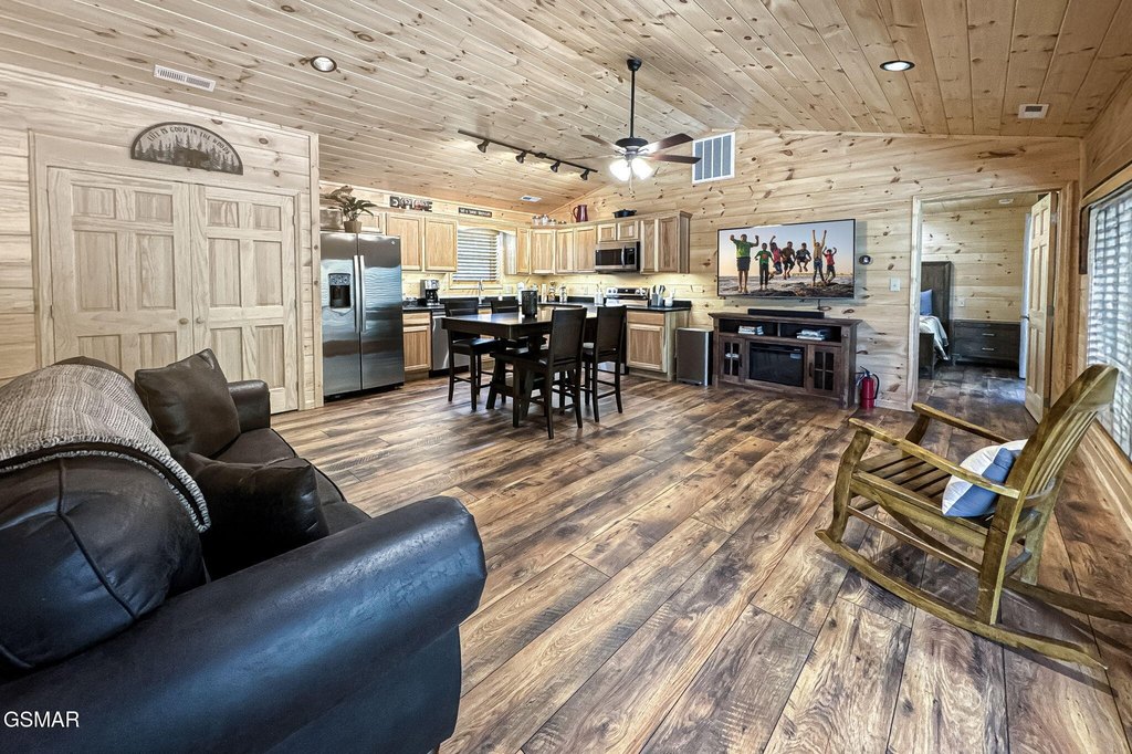 Gatlinburg, Tennessee, 37738, United States, 2 Bedrooms Bedrooms, ,2 BathroomsBathrooms,Residential,Forsale,1960233