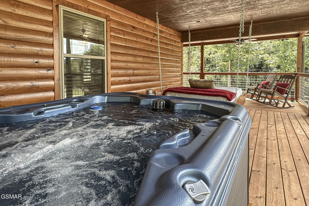 Gatlinburg, Tennessee, 37738, United States, 2 Bedrooms Bedrooms, ,2 BathroomsBathrooms,Residential,Forsale,1960233