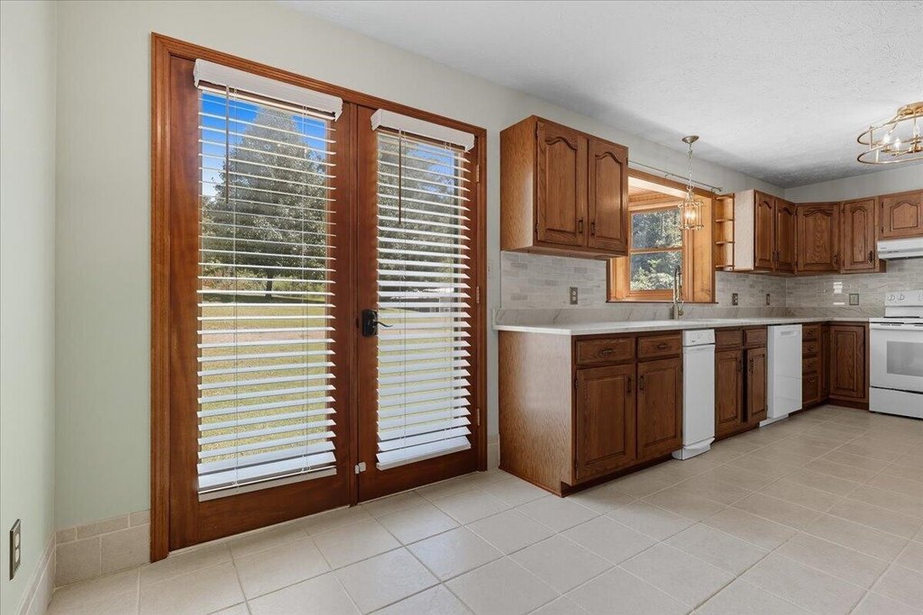 Russellville, Tennessee, 37860, United States, 3 Bedrooms Bedrooms, ,2.5 BathroomsBathrooms,Residential,Forsale,1962207