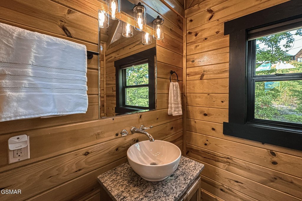 Sevierville, Tennessee, 37876, United States, 3 Bedrooms Bedrooms, ,3.5 BathroomsBathrooms,Residential,Forsale,1960217