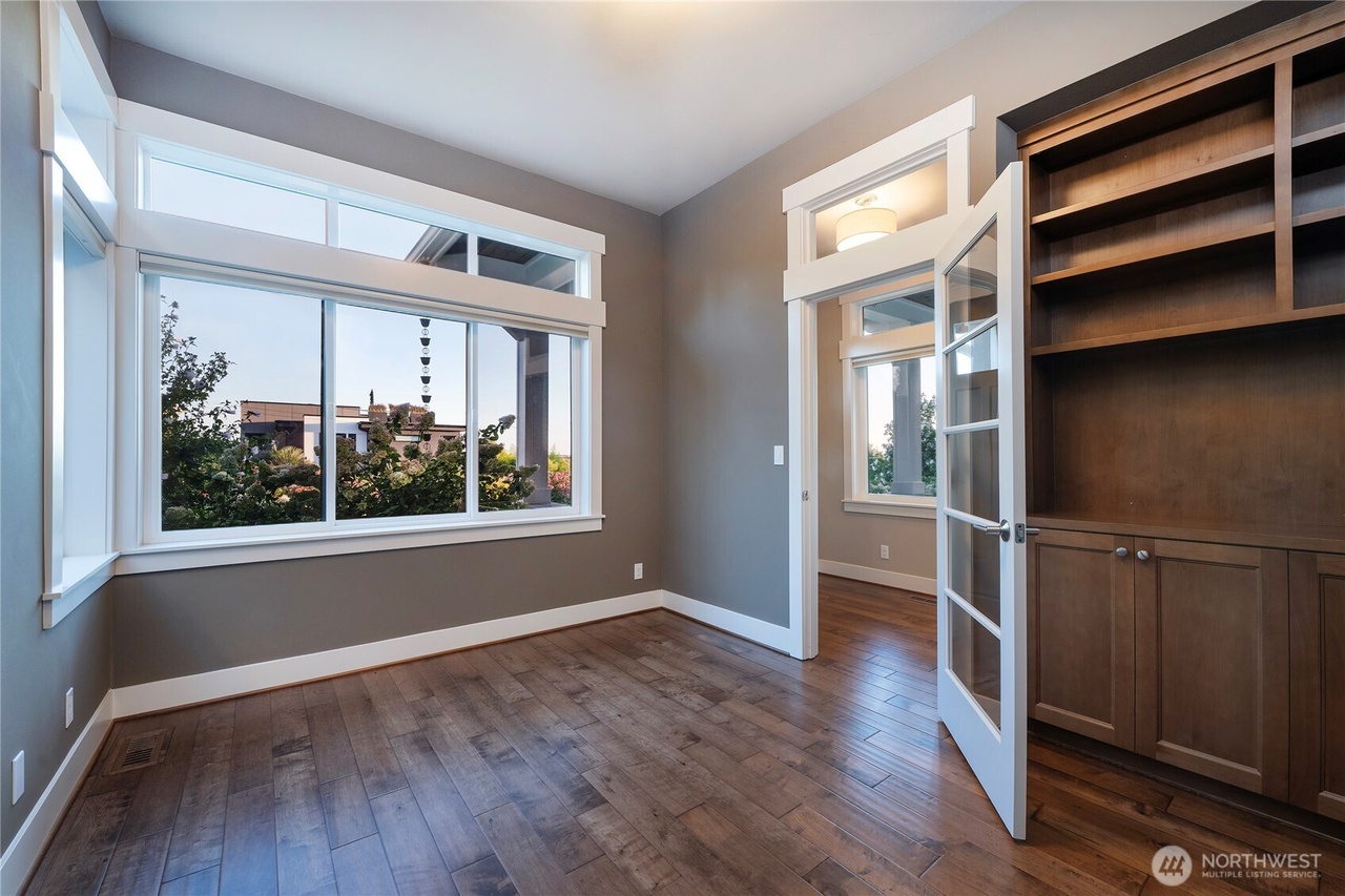 Kirkland, Washington, 98033, United States, 3 Bedrooms Bedrooms, ,3 BathroomsBathrooms,Residential,Forsale,1946229