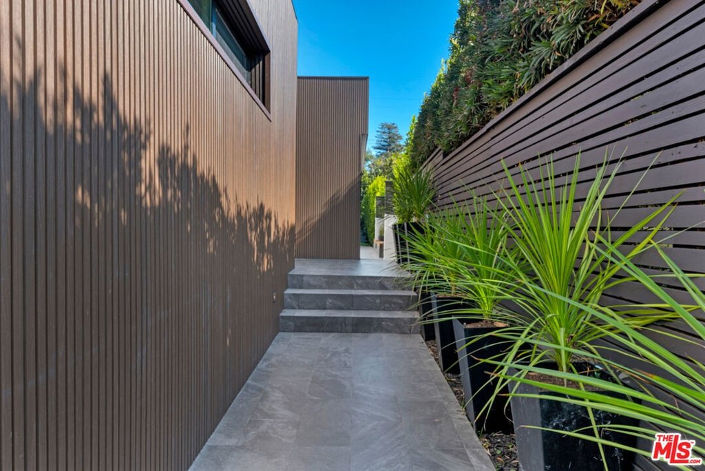 Los Angeles, California, 90049, United States, 5 Bedrooms Bedrooms, ,4 BathroomsBathrooms,Residential,Forsale,1985953