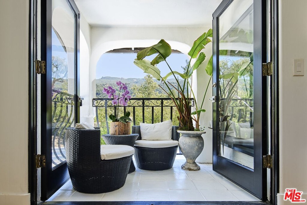 Calabasas, California, 91302, United States, 4 Bedrooms Bedrooms, ,4 BathroomsBathrooms,Residential,Forsale,1985952