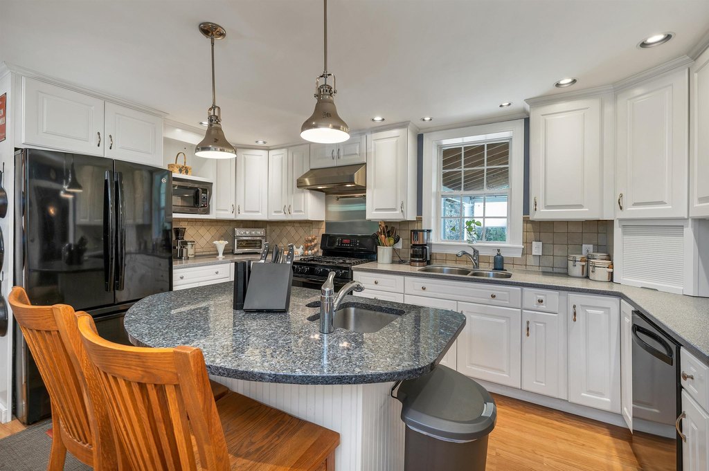 Brookfield, New Hampshire, 03872, United States, 4 Bedrooms Bedrooms, ,2.5 BathroomsBathrooms,Residential,Forsale,1952918