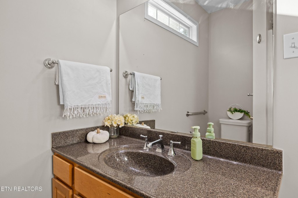 Maryville, Tennessee, 37801, United States, 5 Bedrooms Bedrooms, ,3.5 BathroomsBathrooms,Residential,Forsale,1952826