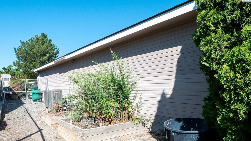 Kennewick, Washington, 99337, United States, 3 Bedrooms Bedrooms, ,2 BathroomsBathrooms,Residential,Forsale,1964557