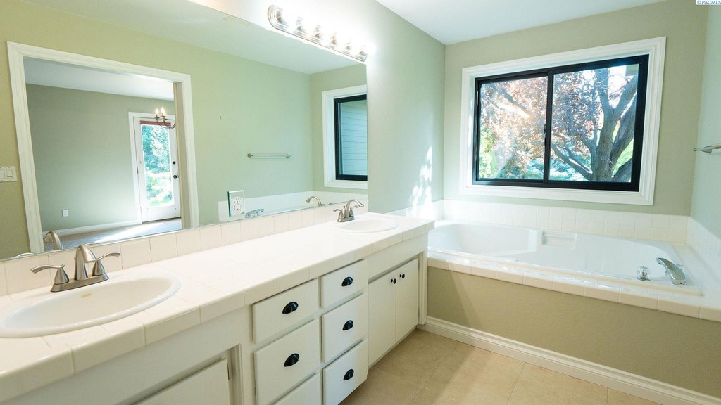 Kennewick, Washington, 99337, United States, 3 Bedrooms Bedrooms, ,2 BathroomsBathrooms,Residential,Forsale,1964557