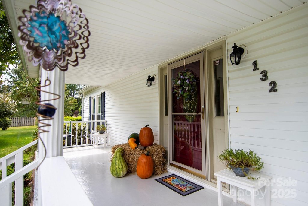 Hendersonville, North Carolina, 28792, United States, 3 Bedrooms Bedrooms, ,3 BathroomsBathrooms,Residential,Forsale,1960261