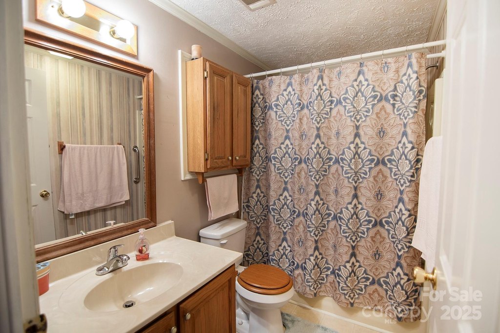 Hendersonville, North Carolina, 28792, United States, 3 Bedrooms Bedrooms, ,3 BathroomsBathrooms,Residential,Forsale,1960261