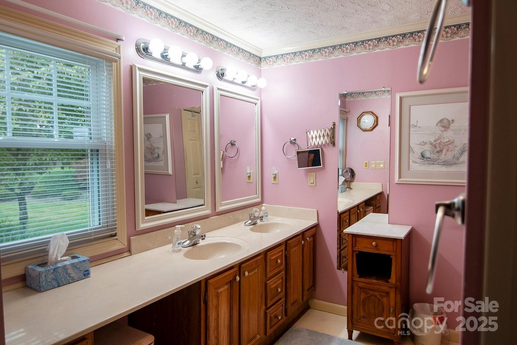 Hendersonville, North Carolina, 28792, United States, 3 Bedrooms Bedrooms, ,3 BathroomsBathrooms,Residential,Forsale,1960261