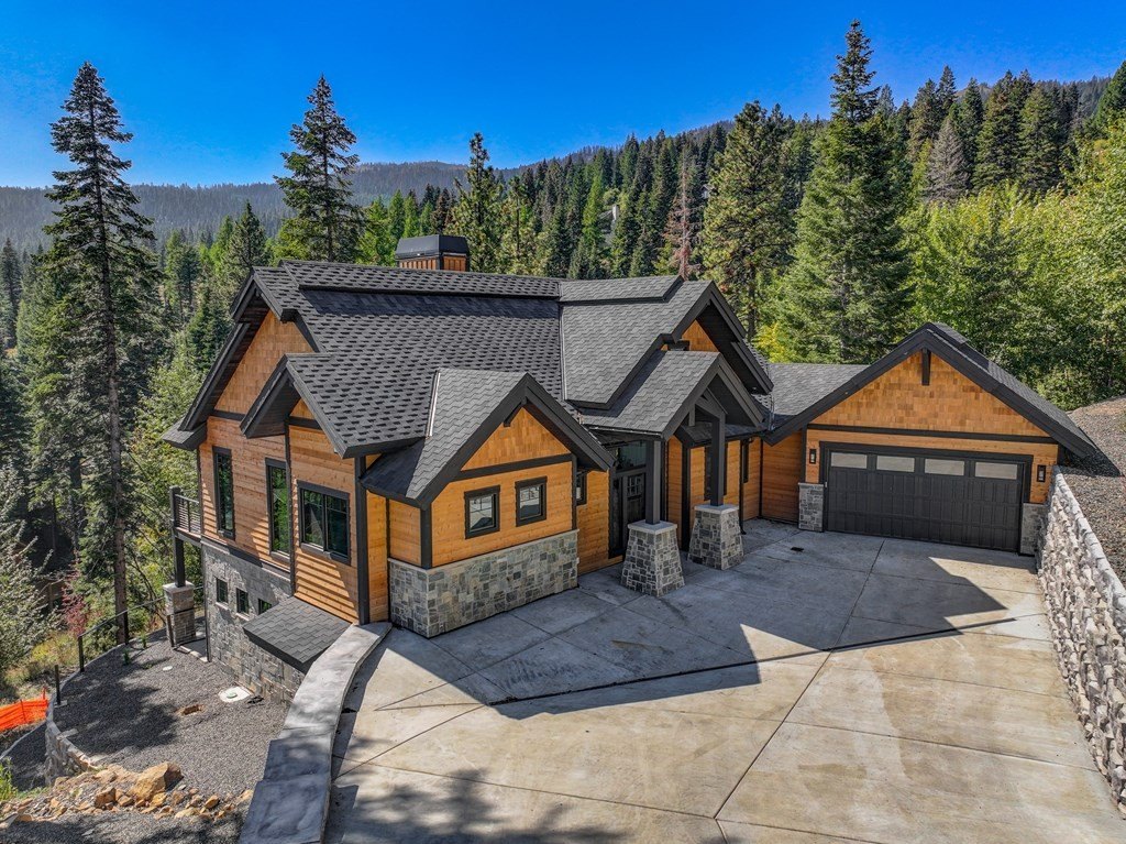 Donnelly, Idaho, 83615, United States, 4 Bedrooms Bedrooms, ,3.5 BathroomsBathrooms,Residential,Forsale,1889371