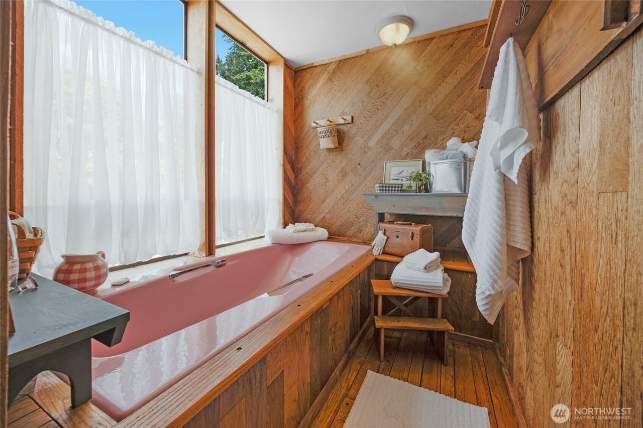 Silverdale, Washington, 98383, United States, 5 Bedrooms Bedrooms, ,3 BathroomsBathrooms,Residential,Forsale,1946238