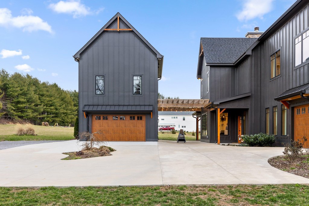 Signal Mountain, Tennessee, 37377, United States, 5 Bedrooms Bedrooms, ,5.5 BathroomsBathrooms,Residential,Forsale,1894385