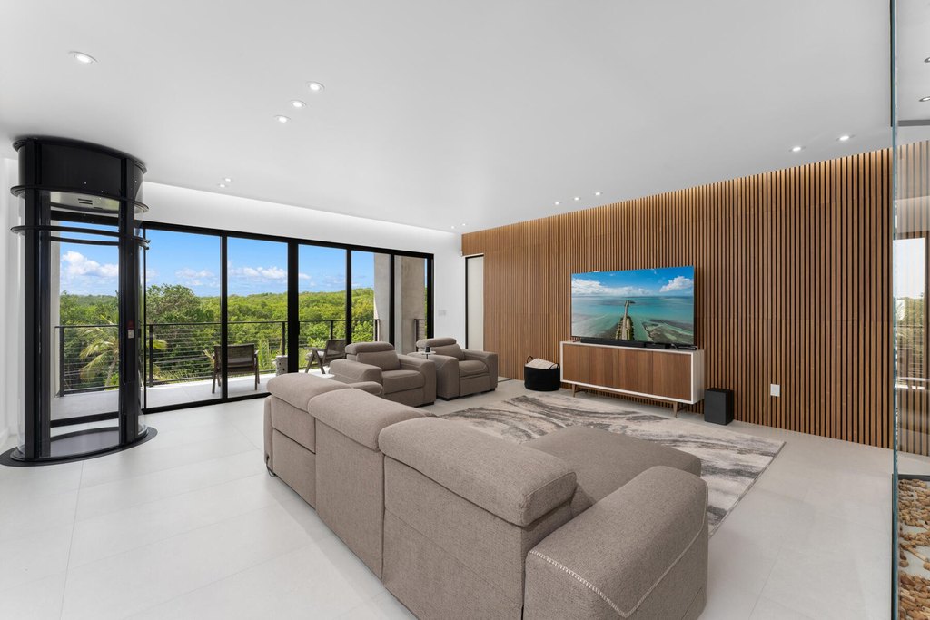 Key Largo, Florida, 33037, United States, 6 Bedrooms Bedrooms, ,5 BathroomsBathrooms,Residential,Forsale,2011107