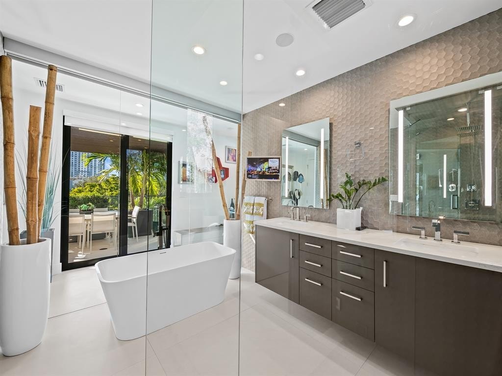 Fort Lauderdale, Florida, 33301, United States, 3 Bedrooms Bedrooms, ,3.5 BathroomsBathrooms,Residential,Forsale,1968235