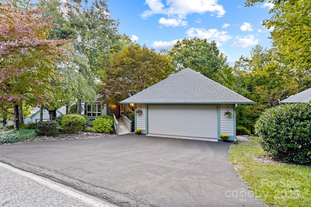 Flat Rock, North Carolina, 28731, United States, 3 Bedrooms Bedrooms, ,2 BathroomsBathrooms,Residential,Forsale,2004158