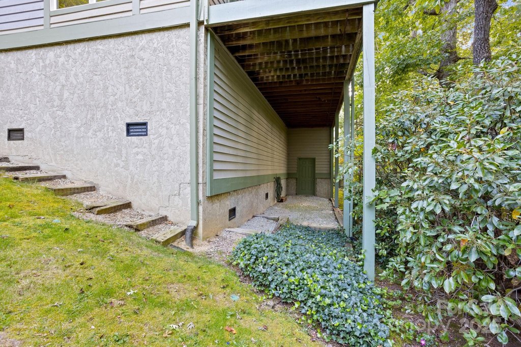 Flat Rock, North Carolina, 28731, United States, 3 Bedrooms Bedrooms, ,2 BathroomsBathrooms,Residential,Forsale,2004158