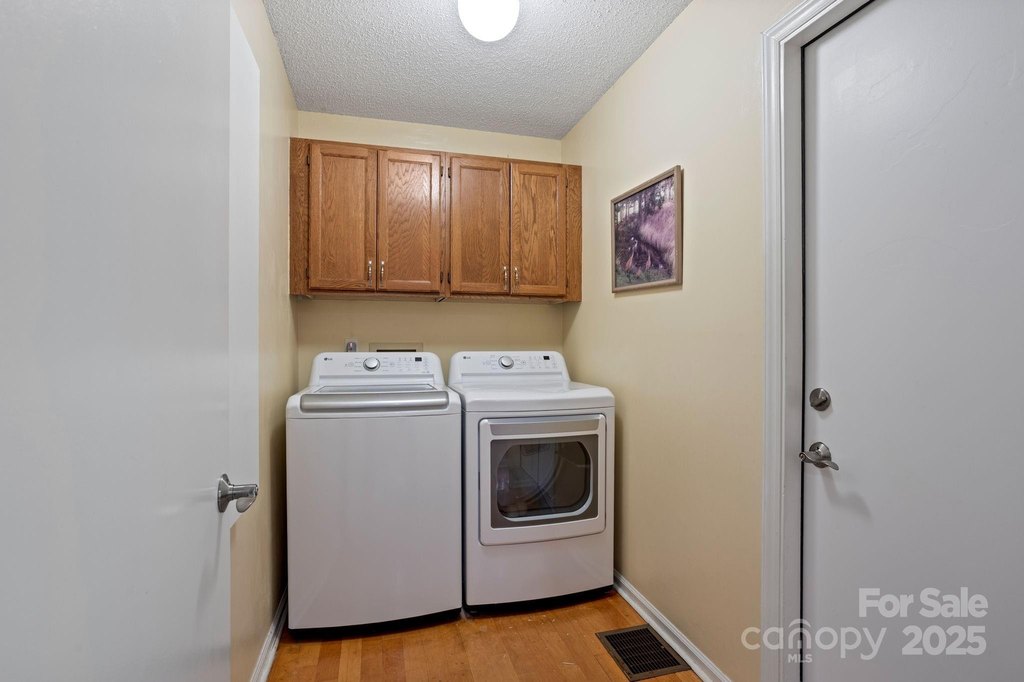 Flat Rock, North Carolina, 28731, United States, 3 Bedrooms Bedrooms, ,2 BathroomsBathrooms,Residential,Forsale,2004158