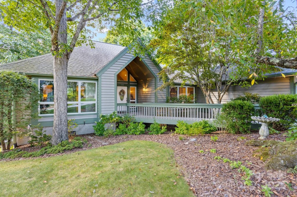 Flat Rock, North Carolina, 28731, United States, 3 Bedrooms Bedrooms, ,2 BathroomsBathrooms,Residential,Forsale,2004158