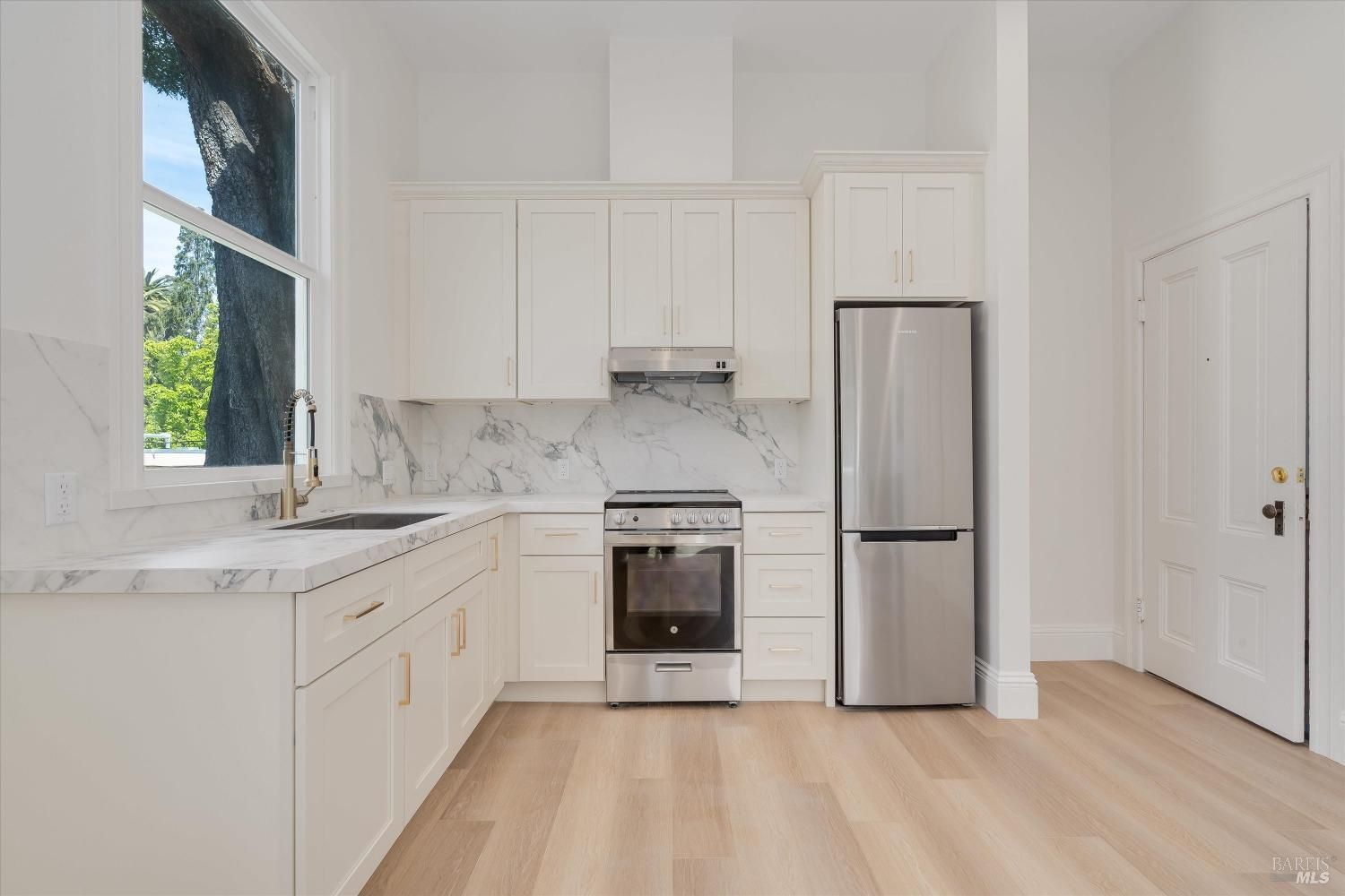 Corte Madera, California, 94925, United States, 8 Bedrooms Bedrooms, ,2 BathroomsBathrooms,Residential,Forsale,1953135