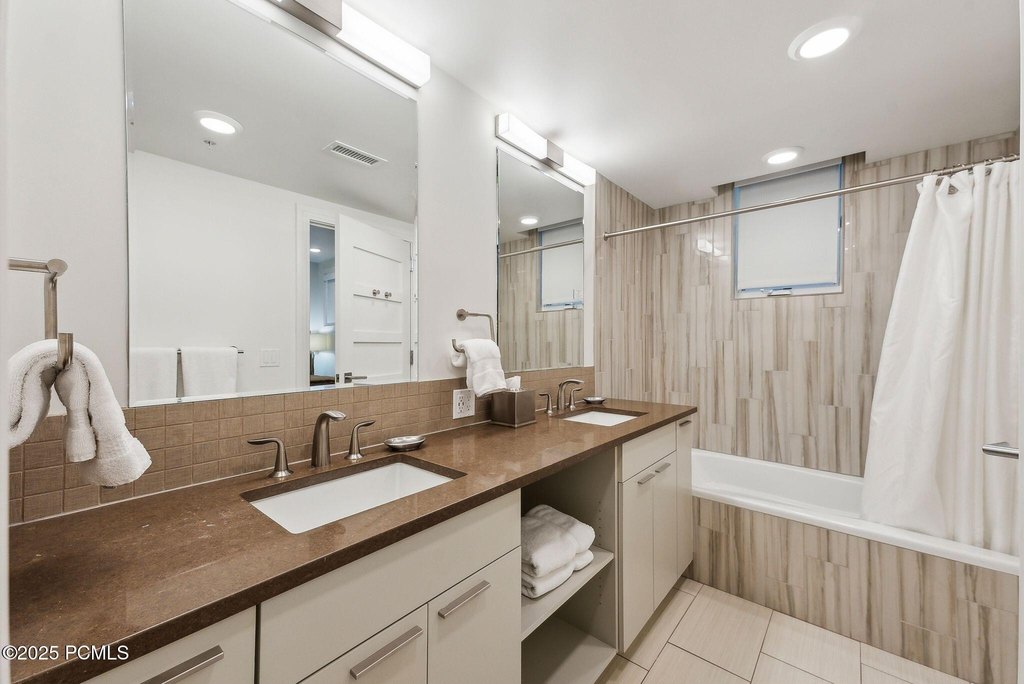 Park City, Utah, 84060, United States, 3 Bedrooms Bedrooms, ,3.5 BathroomsBathrooms,Residential,Forsale,2000242