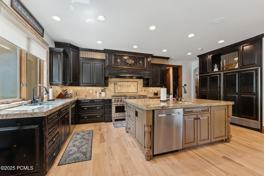 Sandy, Utah, 84092, United States, 7 Bedrooms Bedrooms, ,6.5 BathroomsBathrooms,Residential,Forsale,2004728