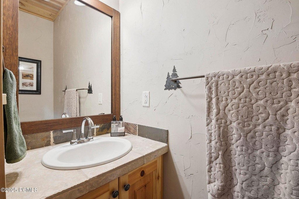 Park City, Utah, 84098, United States, 2 Bedrooms Bedrooms, ,2.5 BathroomsBathrooms,Residential,Forsale,2004732