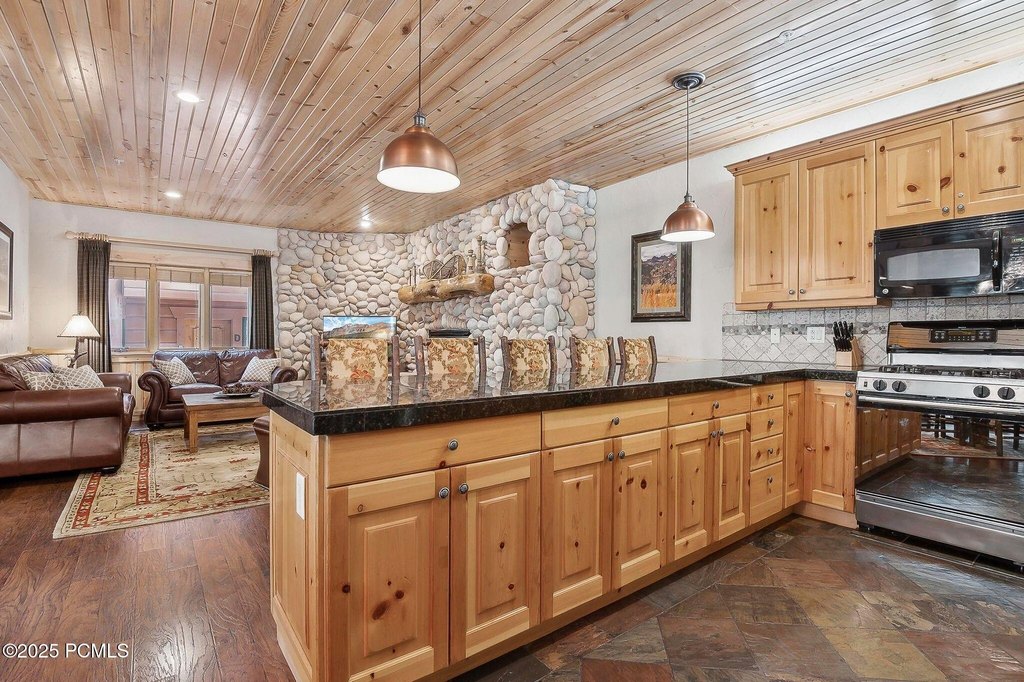 Park City, Utah, 84098, United States, 2 Bedrooms Bedrooms, ,2.5 BathroomsBathrooms,Residential,Forsale,2004732