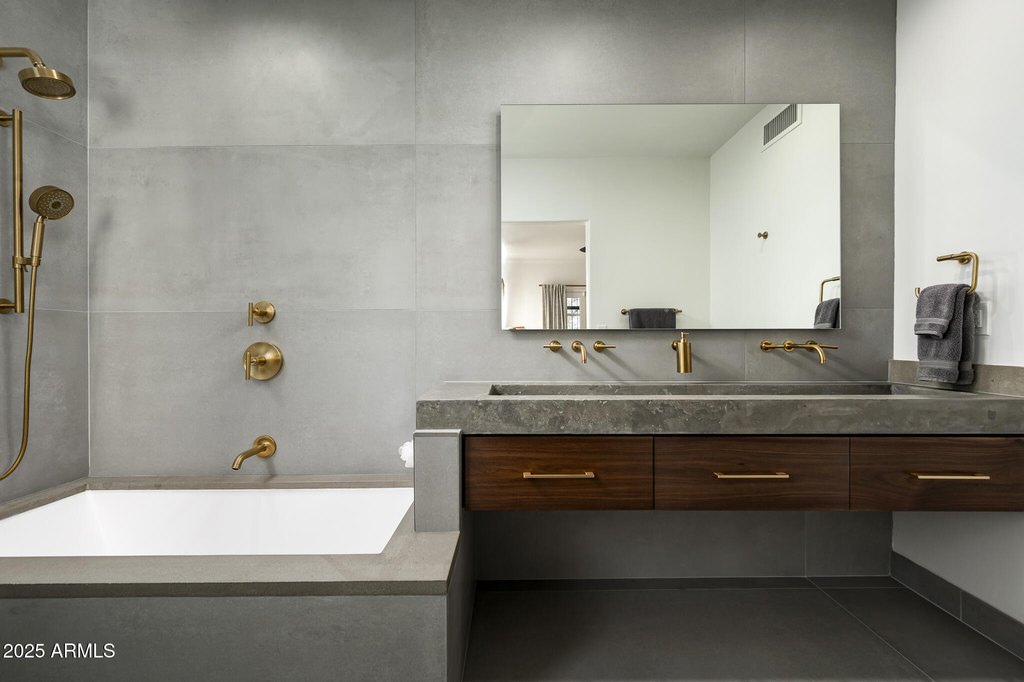 Paradise Valley, Arizona, 85253, United States, 5 Bedrooms Bedrooms, ,7 BathroomsBathrooms,Residential,Forsale,1971066