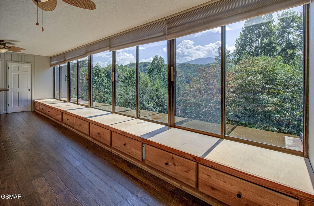 Gatlinburg, Tennessee, 37738, United States, 3 Bedrooms Bedrooms, ,2.5 BathroomsBathrooms,Residential,Forsale,1973591