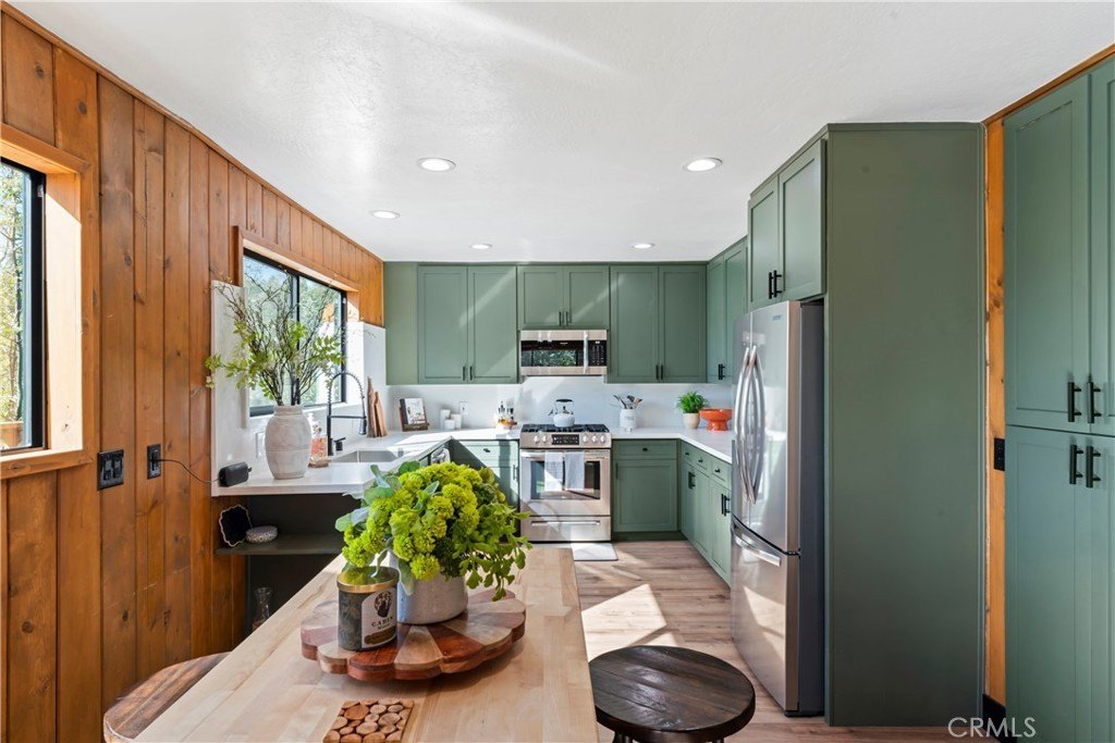 Lake Arrowhead, California, 92352, United States, 4 Bedrooms Bedrooms, ,3.5 BathroomsBathrooms,Residential,Forsale,1971041