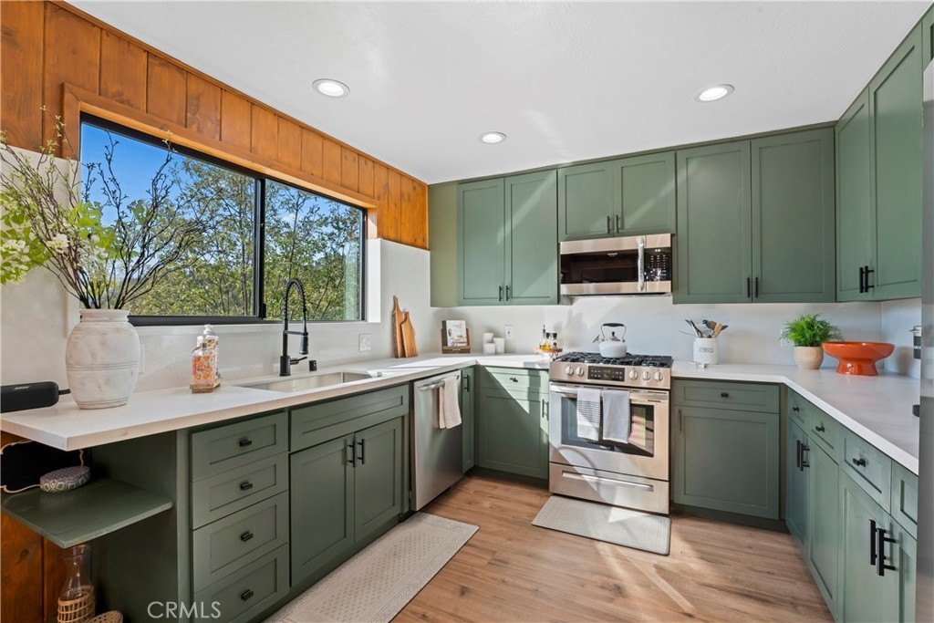 Lake Arrowhead, California, 92352, United States, 4 Bedrooms Bedrooms, ,3.5 BathroomsBathrooms,Residential,Forsale,1971041