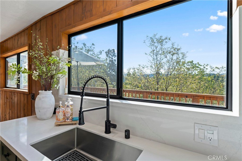 Lake Arrowhead, California, 92352, United States, 4 Bedrooms Bedrooms, ,3.5 BathroomsBathrooms,Residential,Forsale,1971041