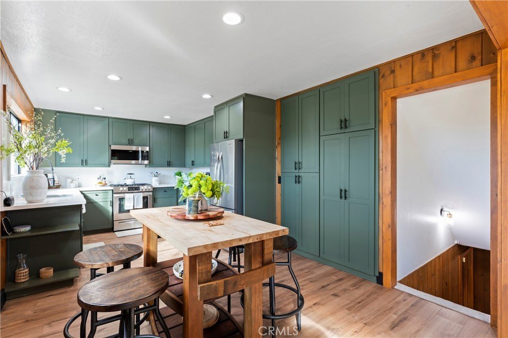 Lake Arrowhead, California, 92352, United States, 4 Bedrooms Bedrooms, ,3.5 BathroomsBathrooms,Residential,Forsale,1971041