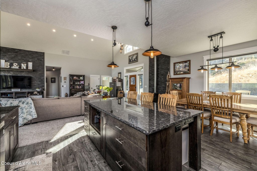 Coeur d'Alene, Idaho, 83814, United States, 4 Bedrooms Bedrooms, ,3 BathroomsBathrooms,Residential,Forsale,1984580