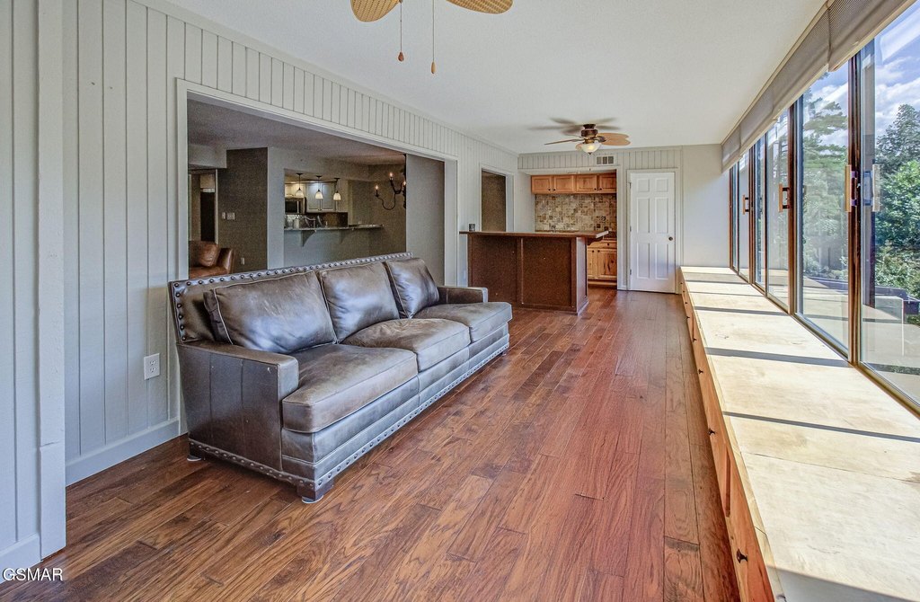 Gatlinburg, Tennessee, 37738, United States, 3 Bedrooms Bedrooms, ,2.5 BathroomsBathrooms,Residential,Forsale,1973591