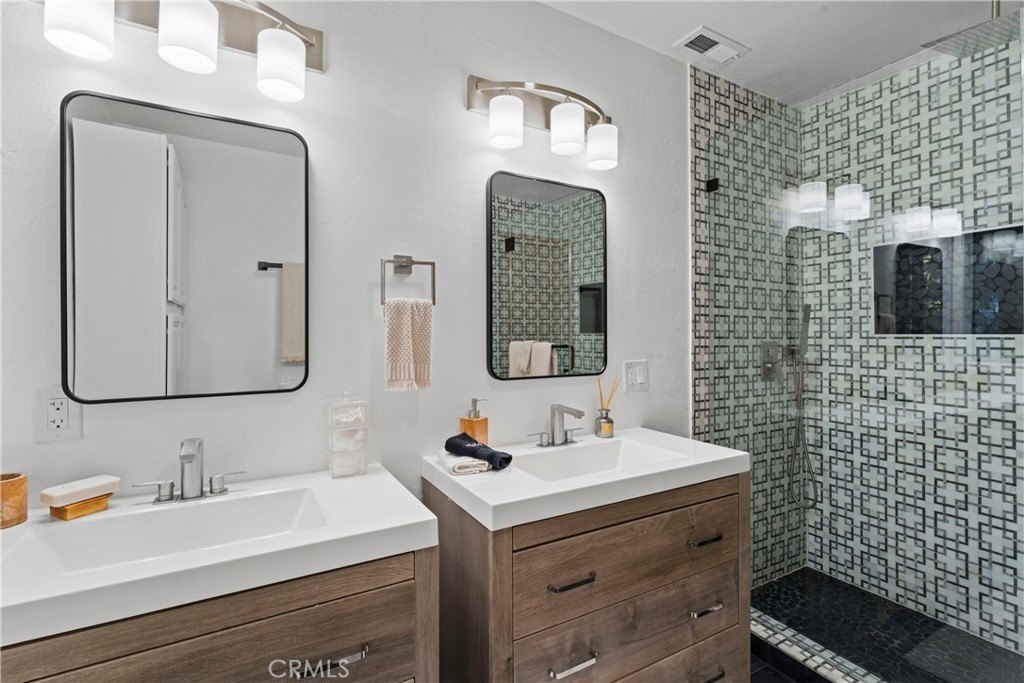 Lake Arrowhead, California, 92352, United States, 4 Bedrooms Bedrooms, ,3.5 BathroomsBathrooms,Residential,Forsale,1971041