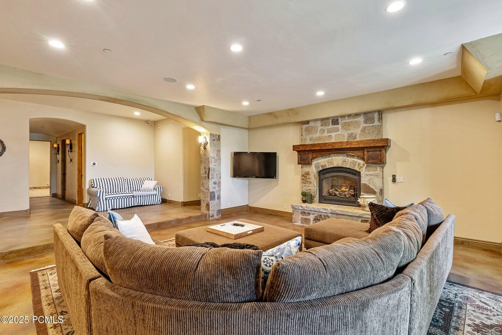 Hideout, Utah, 84036, United States, 5 Bedrooms Bedrooms, ,5.5 BathroomsBathrooms,Residential,Forsale,1994176