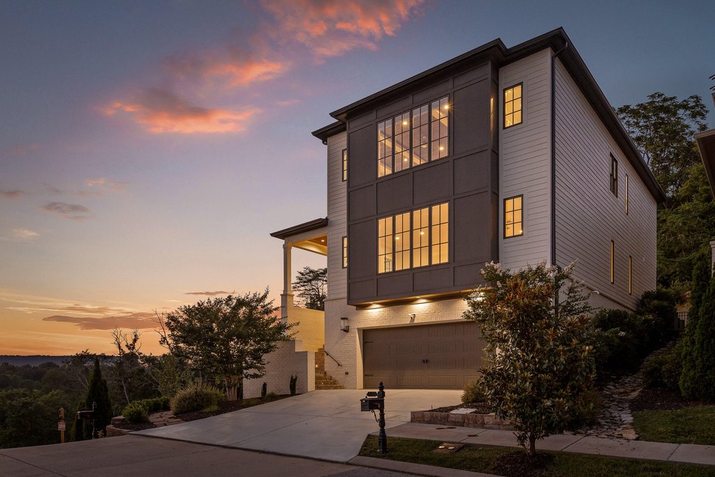 Chattanooga, Tennessee, 37405, United States, 4 Bedrooms Bedrooms, ,5.5 BathroomsBathrooms,Residential,Forsale,1894346