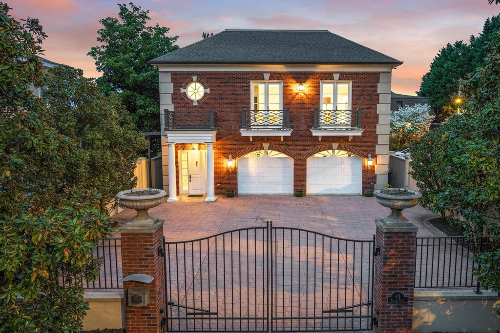 Chattanooga, Tennessee, 37403, United States, 3 Bedrooms Bedrooms, ,3 BathroomsBathrooms,Residential,Forsale,1946638