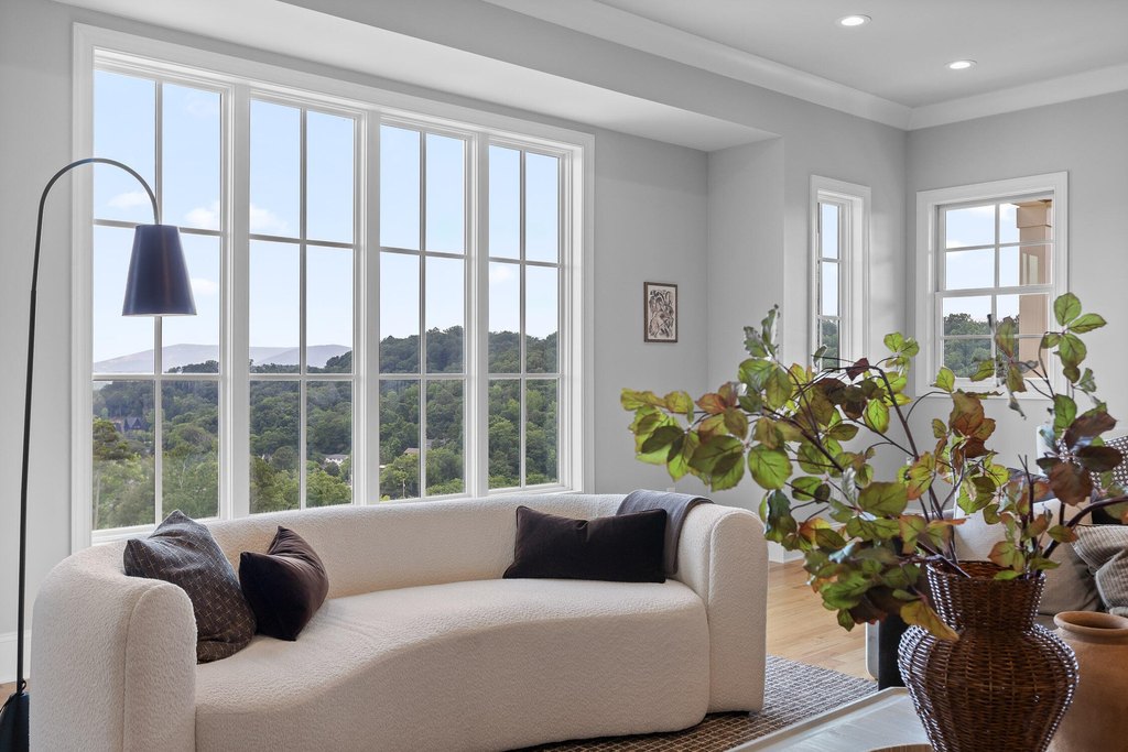 Chattanooga, Tennessee, 37405, United States, 4 Bedrooms Bedrooms, ,5.5 BathroomsBathrooms,Residential,Forsale,1894346